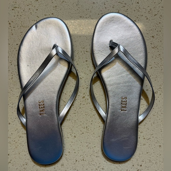 NWT TKEES Lily Highlighter Flip Flip - Silver - Size 6 - Picture 3 of 8